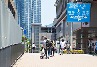 湾岸エリアの歩道は幅広く、坂道が少ないのが特徴的。休日には犬の散歩やサイクリングをする人、ベビーカーをひく親子連れが多く見られる。