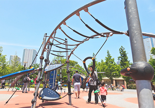 計画的に整備された街の中には芝生のきれいな大規模公園も。ユニークな遊具が多く、平日はもちろん、休日も大勢の親子連れでにぎわっている。