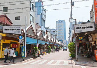 月島の商店街は土日もにぎわう。行きかう人が気軽にあいさつを交わせる、ほっとする雰囲気がある。