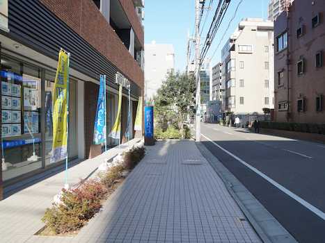 店舗前に駐車場をご用意しておりますので、お気軽にご来店下さい！