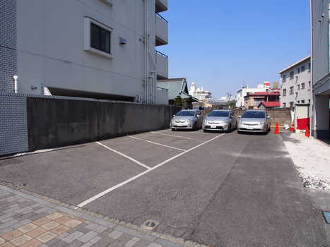 店舗に隣接している駐車場はゆったりとした広さです。